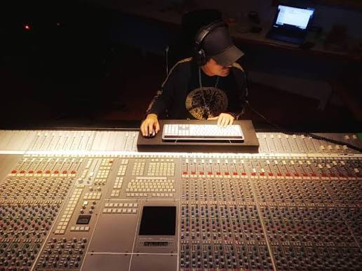 Saga Herrera trabajando frente a una consola de grabación en el estudio
